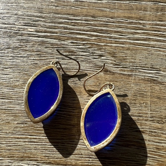Beautiful polished lapis drop earrings with brushed bronze/gold setting. - Picture 3 of 3